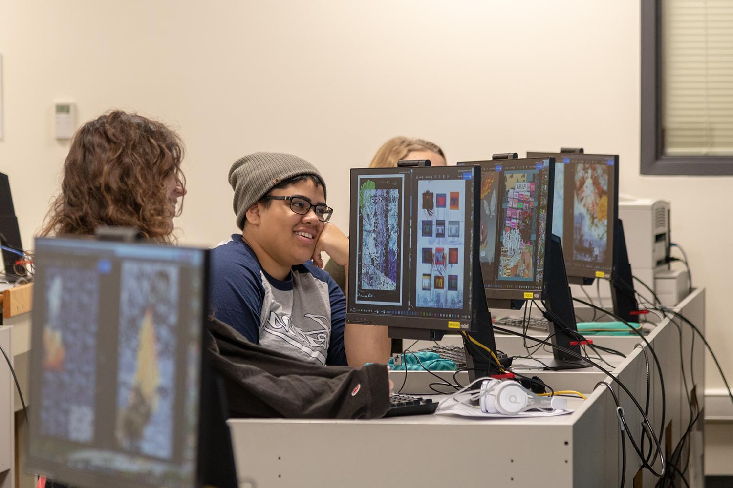 基础学生在计算机实验室中评论艺术作品. (Fall 2018)