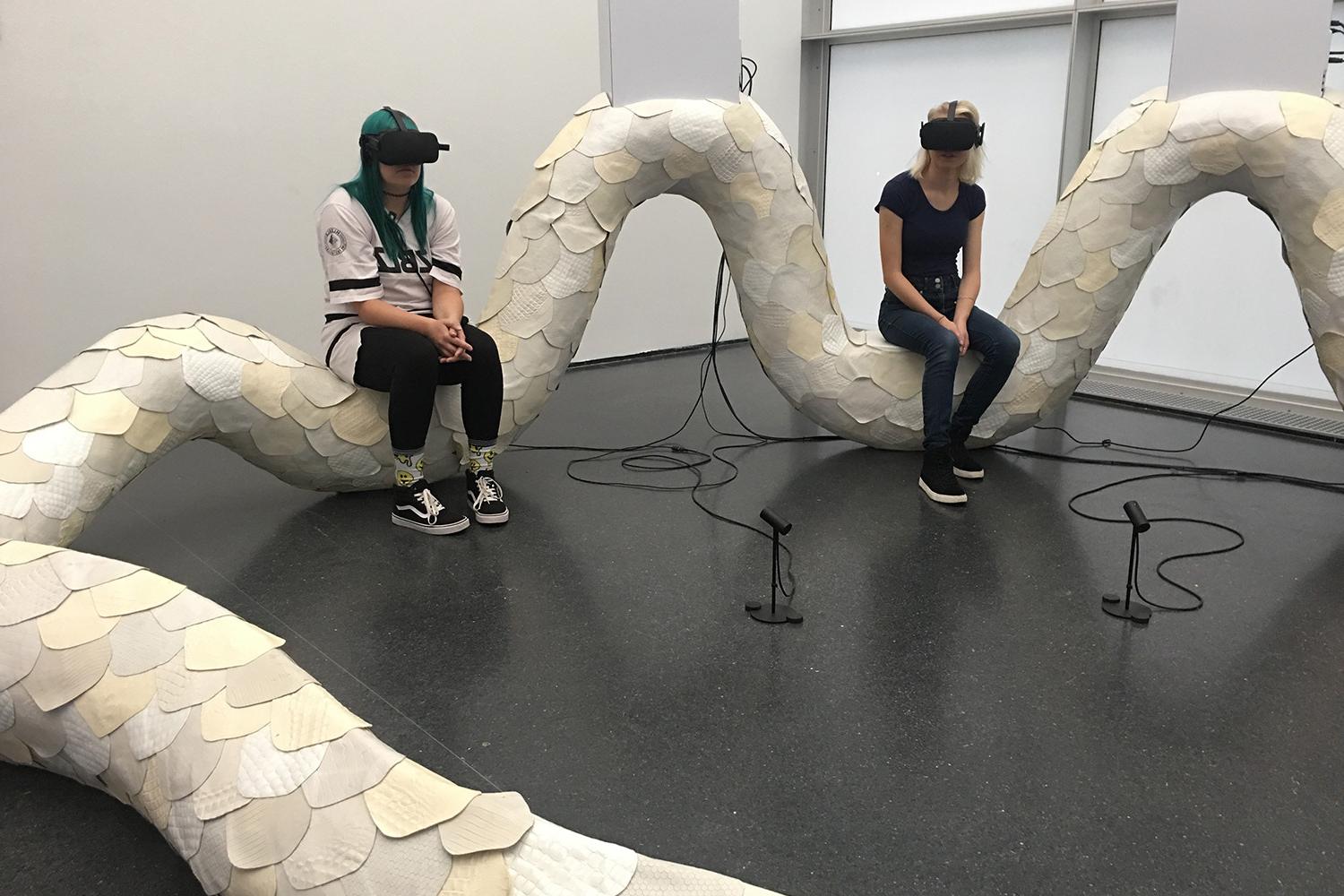 Rachel Harvey and Jess Thierfelder ?19在纽约当代艺术博物馆体验VR艺术...